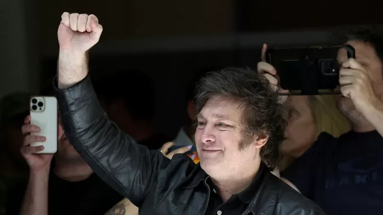 19nov2023 candidato a presidencia da argentina javier milei gesticulando para correligionarios durante votacao em buenos aires 1700437769818 v2 900x506.jpg