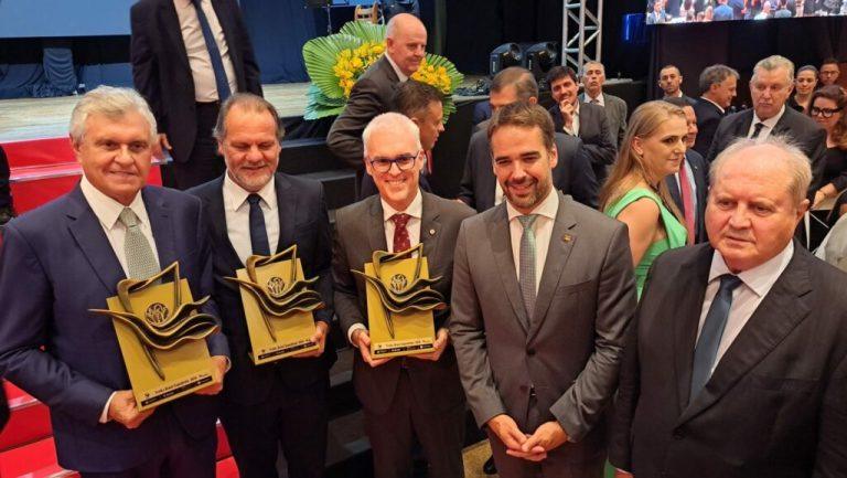 CAIADO RECEBENDO PREMIACAO DA EXPODIRETO NO RS 2048x1153 1 1024x577 1