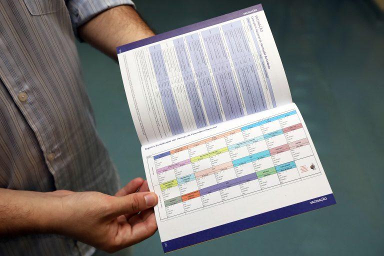 Foto 1 Caderneta traz informacoes sobre o desenvolvimento da crianca e acompanhamento de consultas e de vacinacao. Foto Sandro Araujo Agencia Saude DF 3