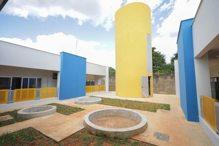 Dentro 3 10 1920x1280 1