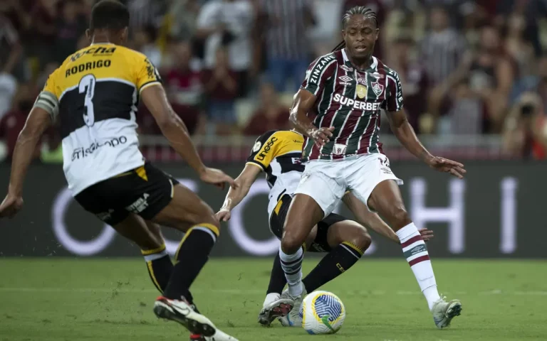 Keno em acao no campo ofensivo no duelo entre Fluminense e Criciuma scaled aspect ratio 512 320