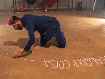 Mostra teatral Caminhos Metodologias Candangas para a Cena. Peca Qualquer Coisa. Credito Yasmin Velloso Divulgacao 400x300 1