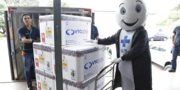 Chegada de vacinas contra a gripe. Foto Jhonatan Cantarelle Agencia Saude DF 4 400x200 1