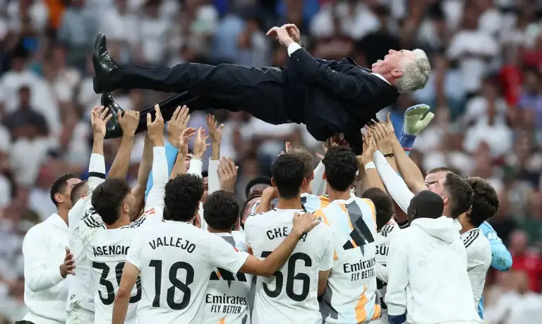 Em prantos, Ancelotti se despede do Real Madrid com vitória e discurso: ‘História inesquecível’