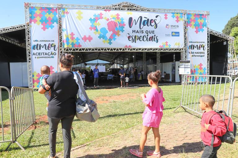 Dia das Mães | Programas do GDF oferecem apoio às mães por meio de capacitação e serviços