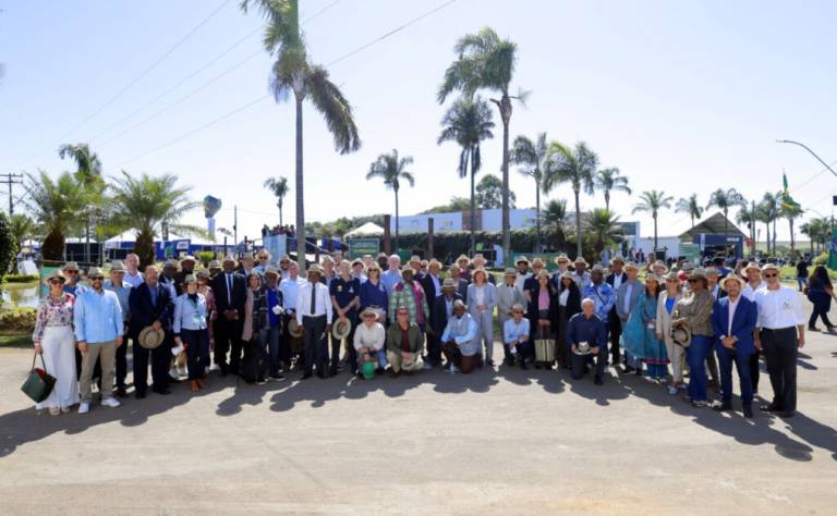 Diplomatas visitam AgroBrasília e se surpreendem com setor no DF