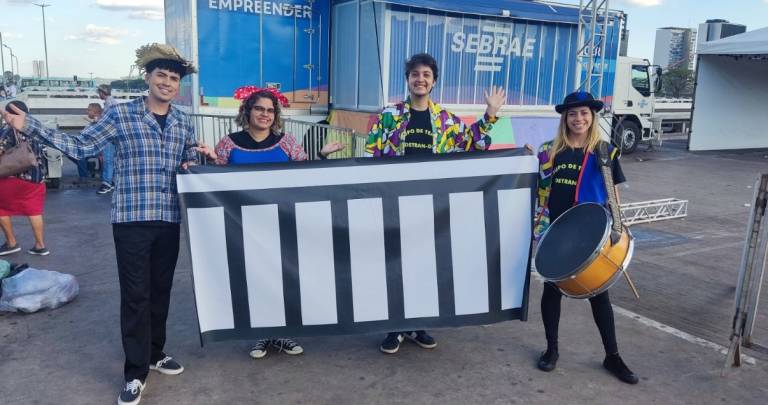 Equipe de teatro do Detran-DF faz apresentação para idosos