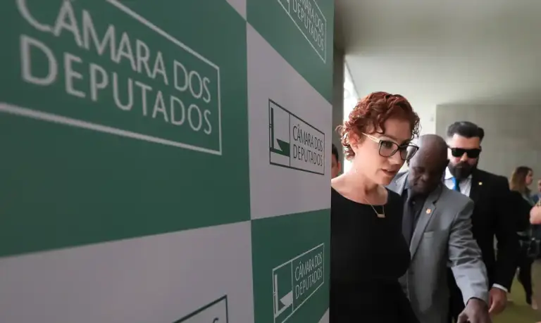 STF julga recurso de Carla Zambelli para anular condenação