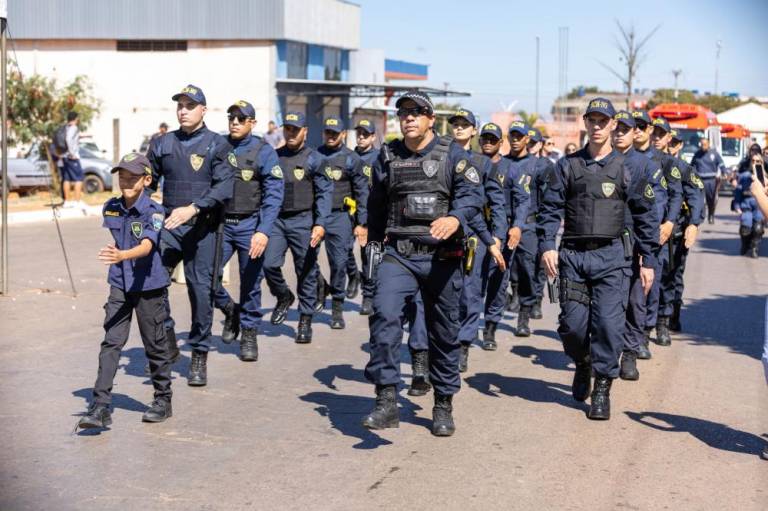 Desfile cívico da inicio as comemorações do 30° aniversário de Novo Gama