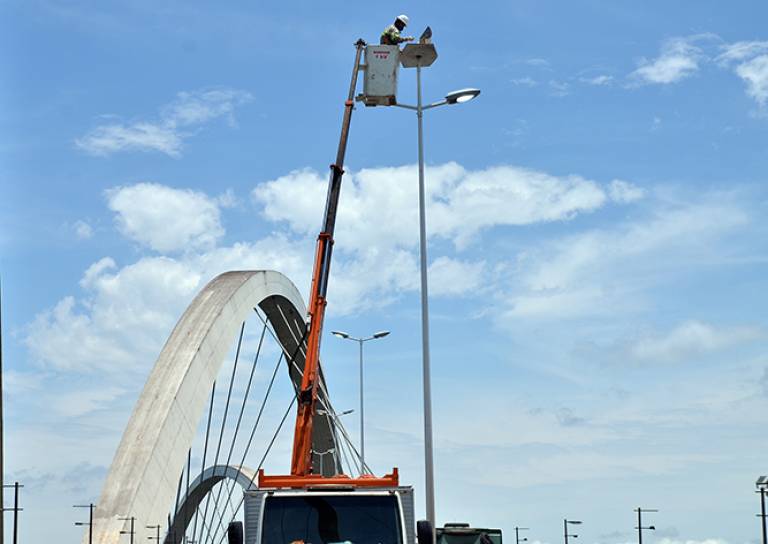 Manutenção do sistema de iluminação da Ponte JK é finalizado