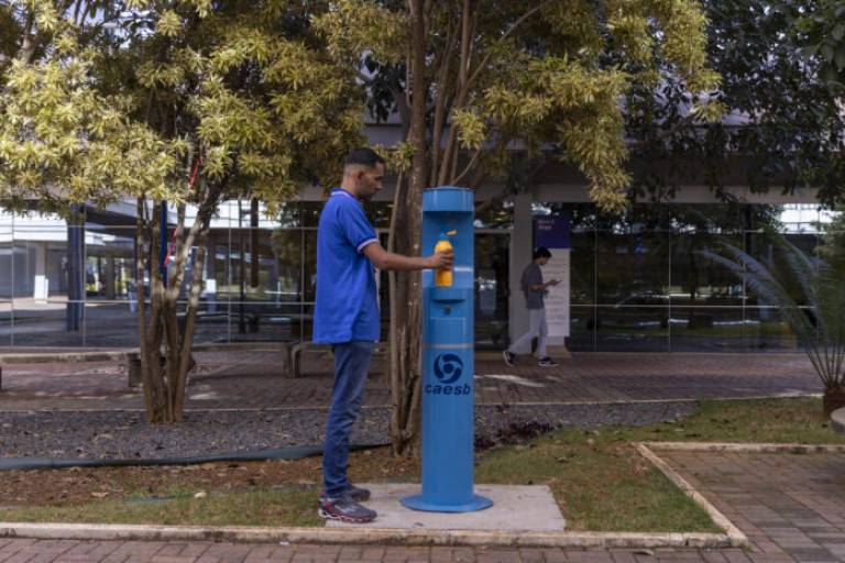 Caesb busca soluções inovadoras para ampliar acesso à água potável em espaços públicos