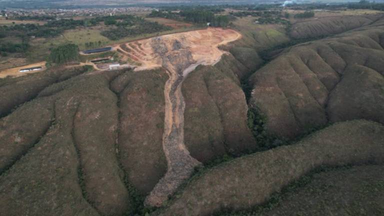 Lixão que desabou em Padre Bernardo operava por decisão judicial após repetidas interdições do Estado