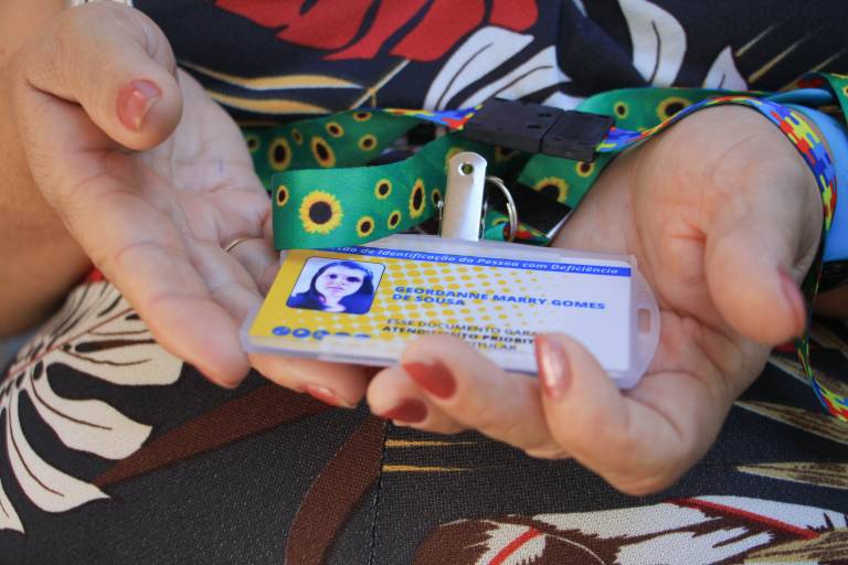 GDF faz entregas domiciliares de carteirinhas para pessoas com deficiência