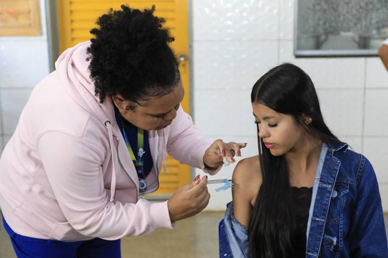 Jovens de 15 a 19 anos têm até sábado (14) para se vacinar contra HPV no DF