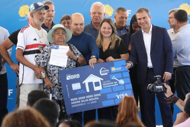 GDF entrega lotes urbanizados, auxílio e projetos de moradia no Recanto das Emas