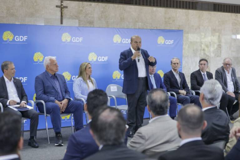 Ibaneis sanciona lei que permite negociação direta de dívidas com o GDF