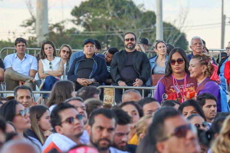 Ibaneis é ovacionado na Festa de Pentecostes e consolida apoio de lideranças religiosas no DF