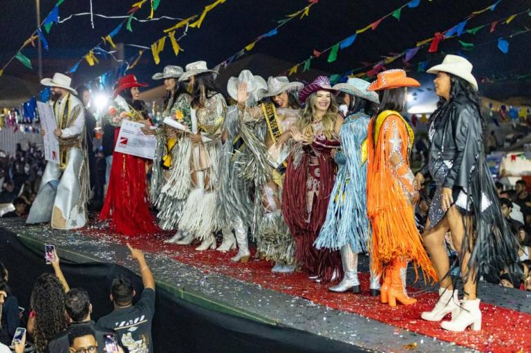 Eleitos a rainha e o embaixador de rodeio de Novo Gama no tradicional arraiá dos amigos nordestinos