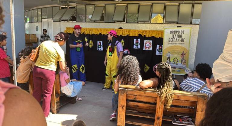 Detran-DF usa teatro e literatura para levar educação de trânsito a crianças e adolescentes