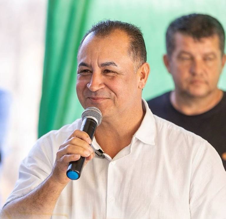 Carlinhos do Mangão entrega UBS e novos veículos em dia de celebrações pelos 30 anos da cidade