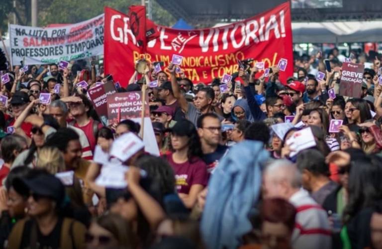 Professores do DF encerram greve após 24 dias com promessa de nomeações e gratificações