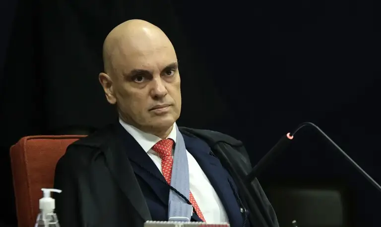 Moraes diz que Eduardo Bolsonaro interfere em processo na Corte