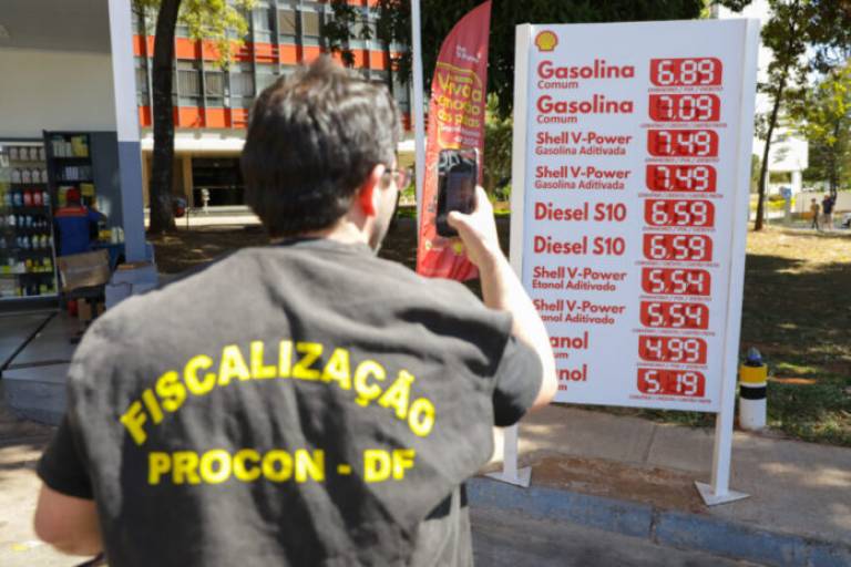 Preço da gasolina cai após fiscalização do Procon no Distrito Federal