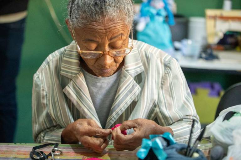 Oficinas de artesanato no CAPS II promovem saúde mental e inclusão em Novo Gama