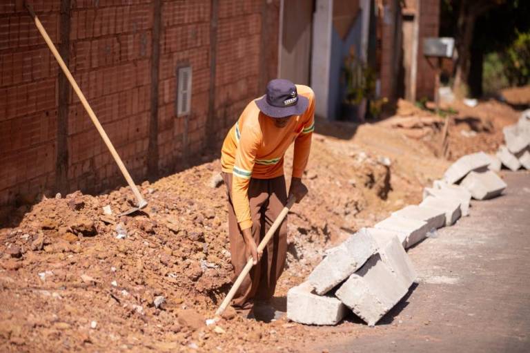Grande Vale recebe meio-fios e calçadas após pavimentação asfáltica