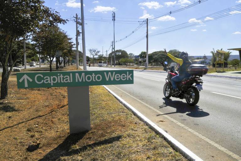 Capital Moto Week 2025: GDF instala placas de sinalização nas vias de acesso ao festival, na Granja do Torto