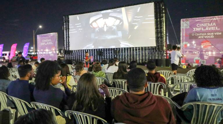 Cinema gratuito a céu aberto já movimentou público de mais de seis mil pessoas em cinco semanas
