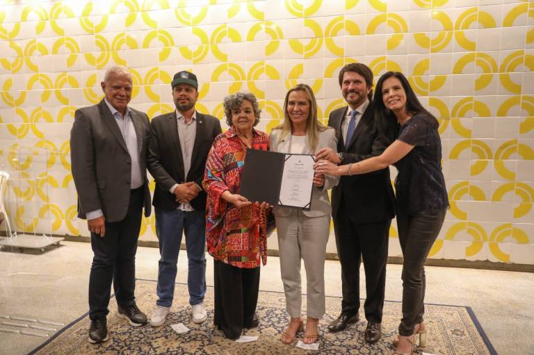 Governadora em exercício Celina Leão assina termo de concessão de terreno à Fundação Athos Bulcão