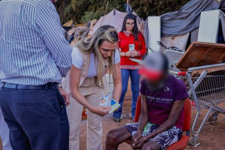 Governadora em exercício Celina Leão assina decreto criando o Acolhe DF