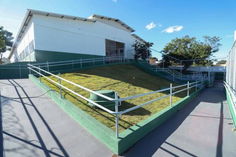 Escola municipal Machado de Assis é completamente reformada e ganha nova quadra esportiva