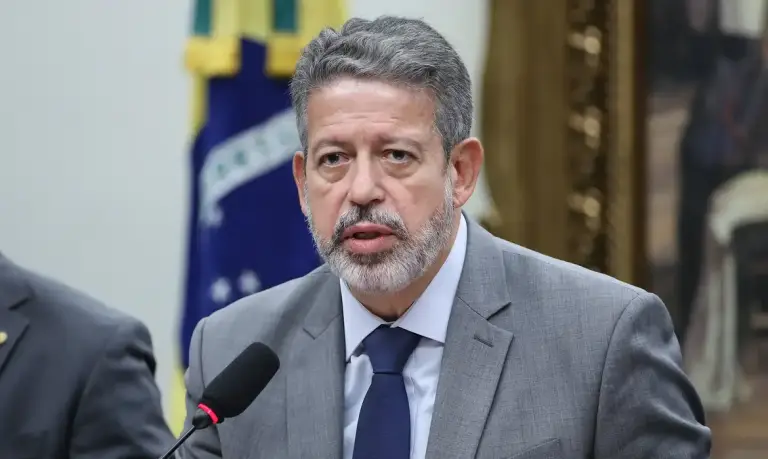 Lira amplia redução parcial de IR para quem ganha até R$ 7.350