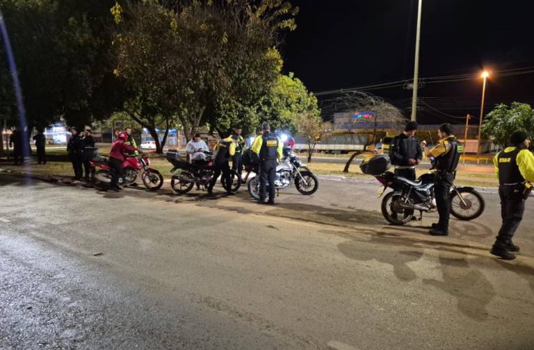 Detran-DF flagra 12 motoristas sem habilitação durante blitz em Ceilândia