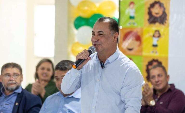 Carlinhos do Mangão empossa 98 professores na rede municipal de ensino de Novo Gama