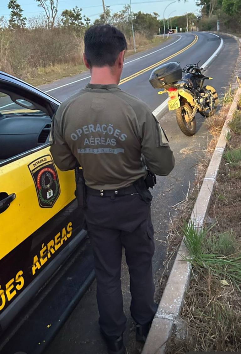 Motociclista com CNH suspensa e 974 multas é flagrado pelo Detran-DF
