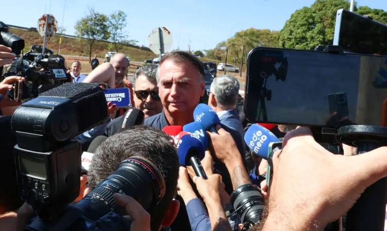 PF cumpre mandados na casa de Jair Bolsonaro, que usará tornozeleira