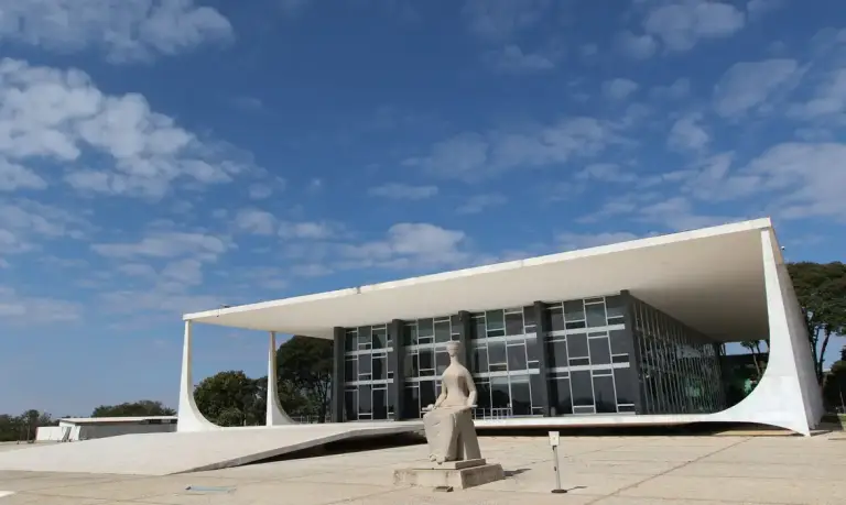 Moraes abre apuração sobre insider trading antes de tarifaço de Trump