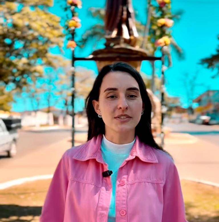 Jessica do Premium entrega de escrituras a famílias beneficiadas em Santo Antônio do Descoberto