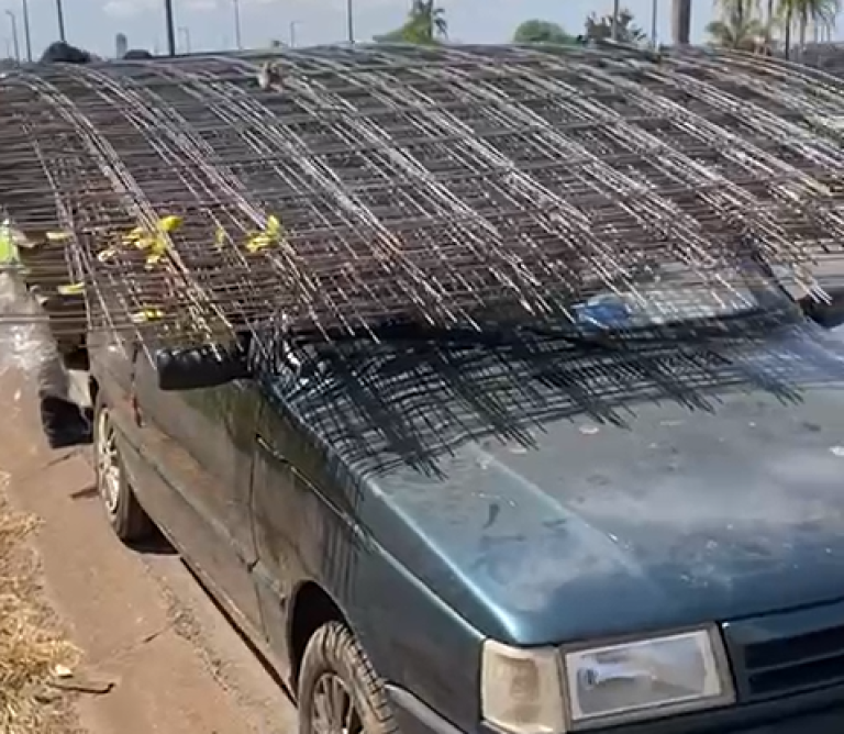 Condutor é flagrado com carga irregular e usando celular ao volante