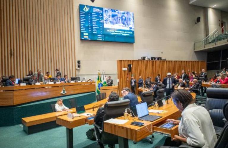 Deputados aprovam projeto que libera compra do Banco Master pelo BRB