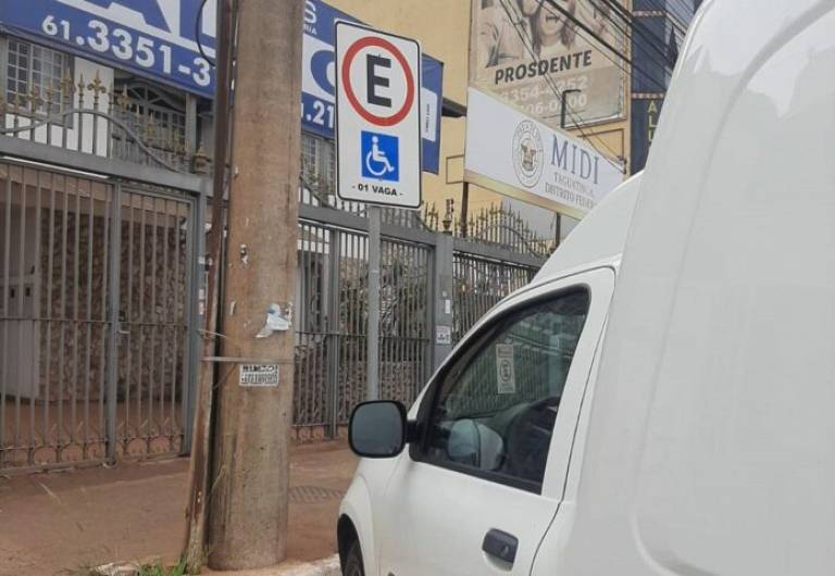 Detran-DF autua dez motoristas por uso irregular de vagas especiais em Taguatinga