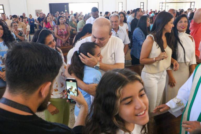 Ibaneis reforça apoio a organizações religiosas durante missa no Bandeirante