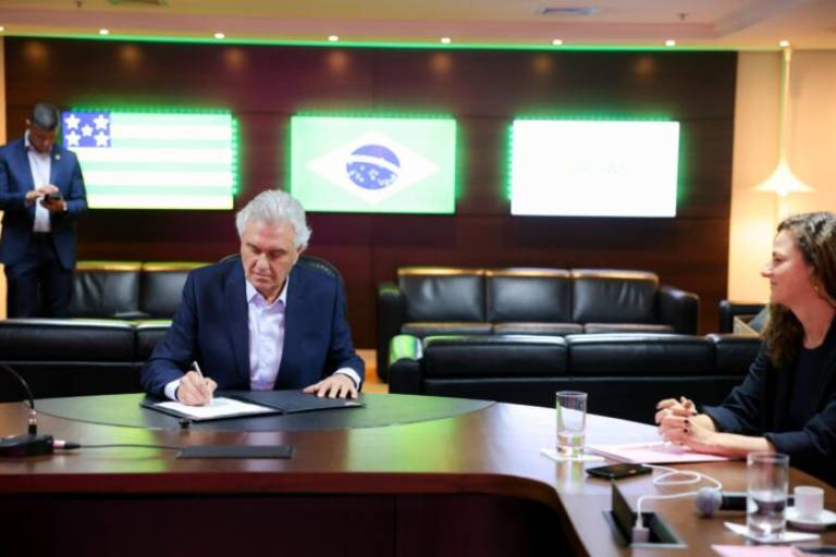 Caiado assina acordo com Instituto Natura e fortalece prevenção ao câncer de mama