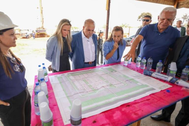 Ibaneis e Celina visitam obras da nova UPA da Estrutural, maior do DF