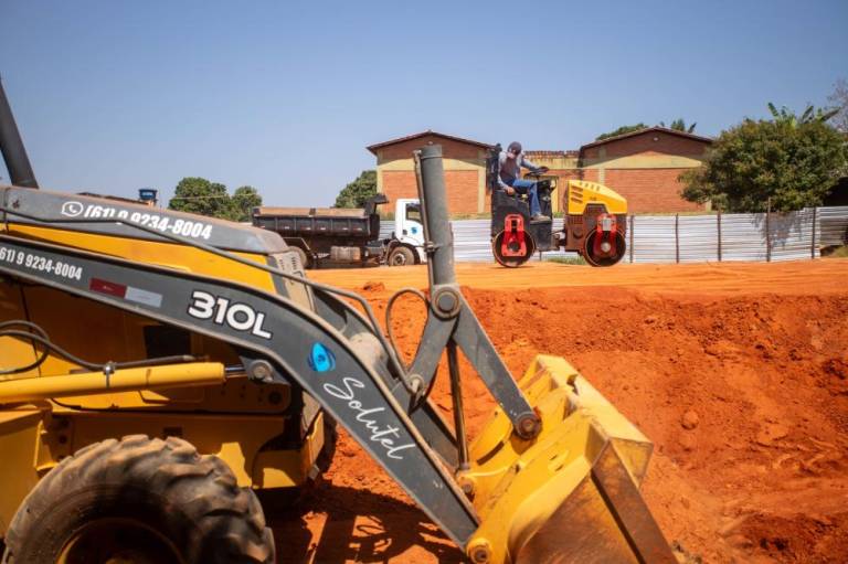 Escola Raquel de Queiroz inicia obras para receber quadra poliesportiva coberta
