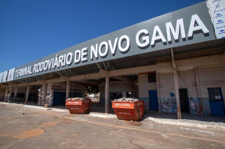 Obras do terminal rodoviário de Novo Gama avançam com nova cobertura e instalação do letreiro