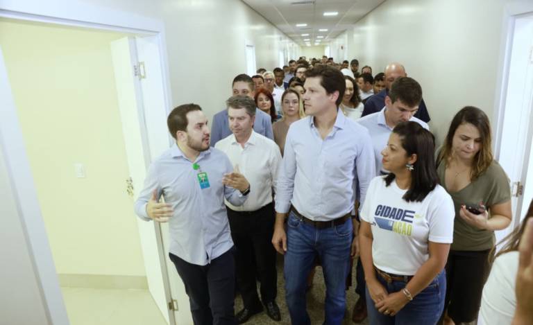 Daniel Vilela vistoria obras do Hospital Estadual de Formosa